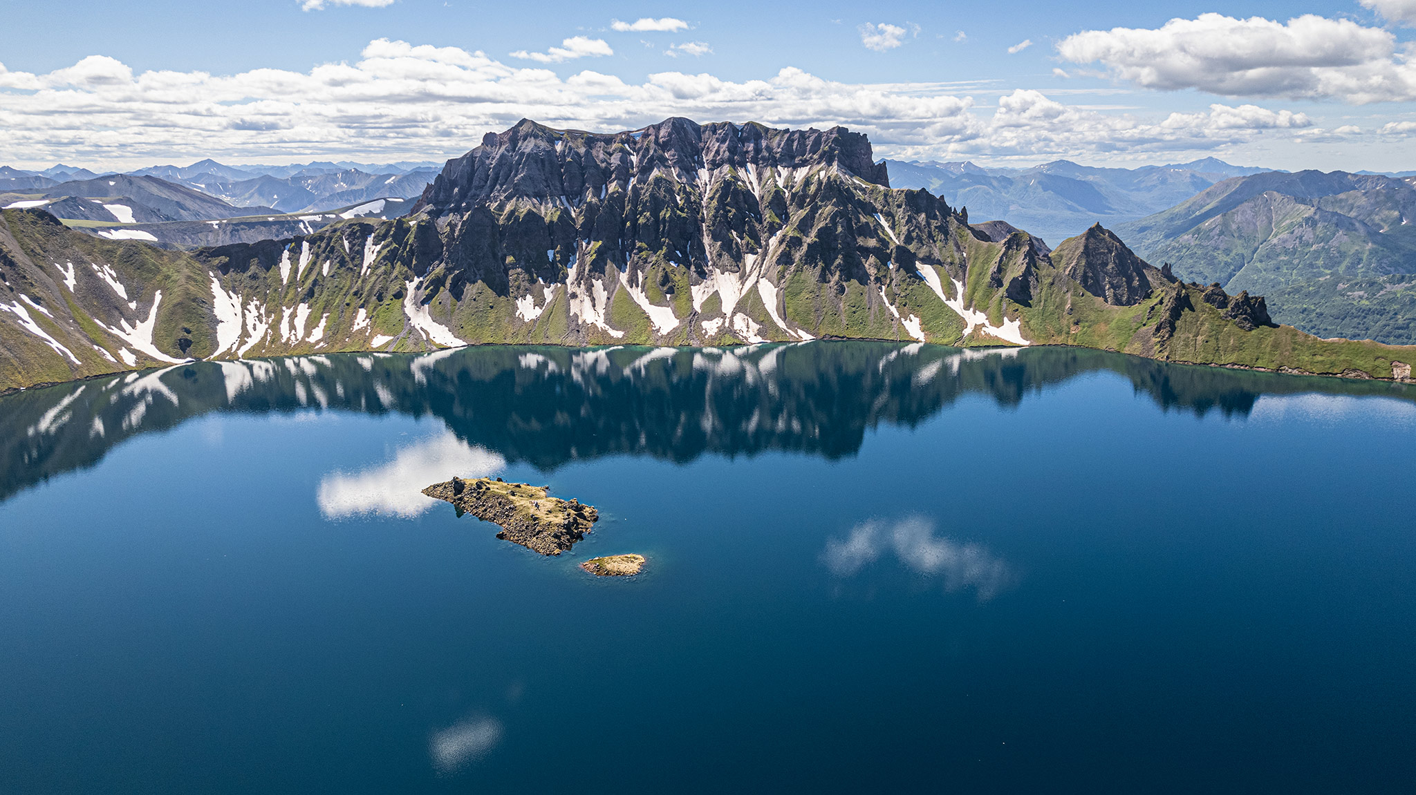 Вулкан и озеро Хангар, Камчатка (Volcano and Lake Khangar, Kamchatka)